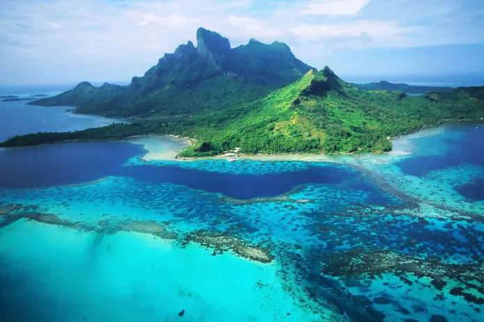 Le mont Otemanu et le lagon de Bora Bora vus du ciel