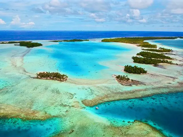 Lagon de Rangiroa et ses motus vus du ciel, archipel des Tuamotu