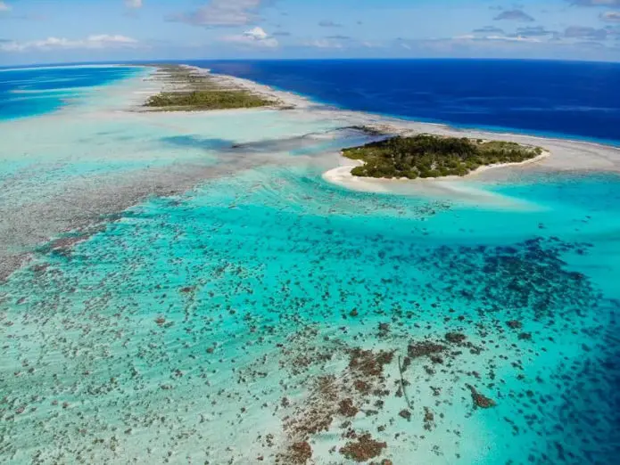 Motu et eaux turquoise de l'atoll de Toau, archipel des Tuamotu